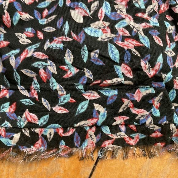 NWT Elan black leave print flowy crop top size women’s medium - Picture 3 of 5